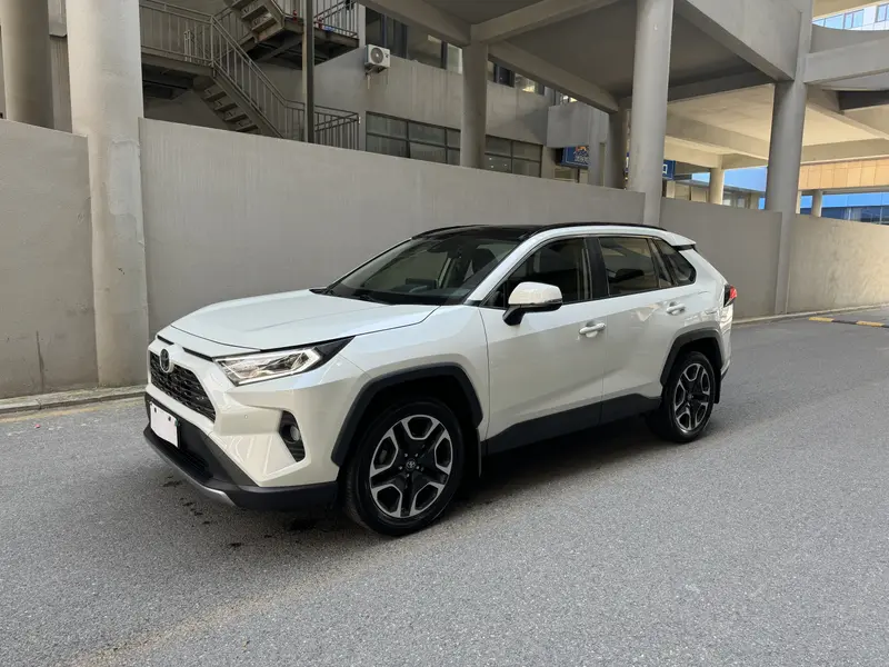 Toyota RAV4 — фото 1