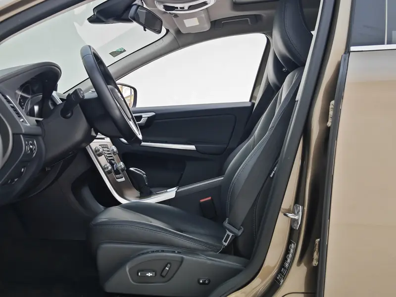Volvo XC60 T5 — фото 13