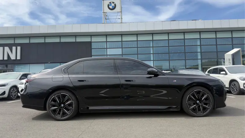 BMW i7 — фото 7