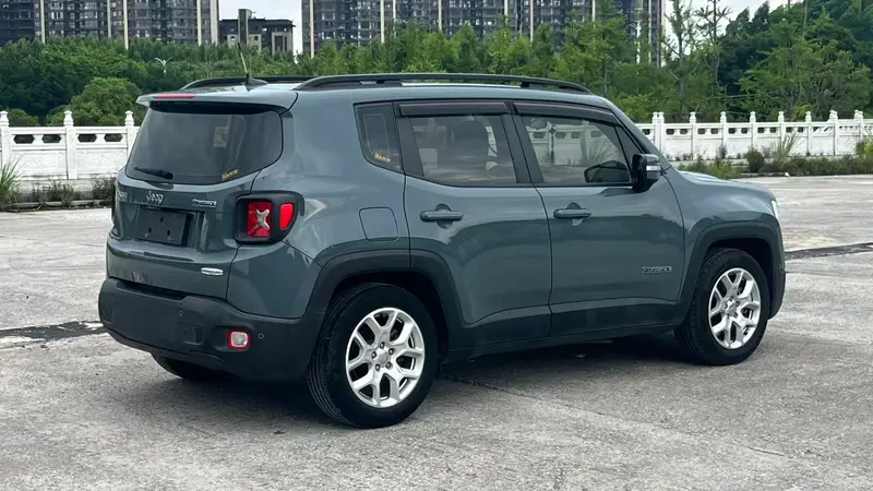 Jeep Renegade — фото 6
