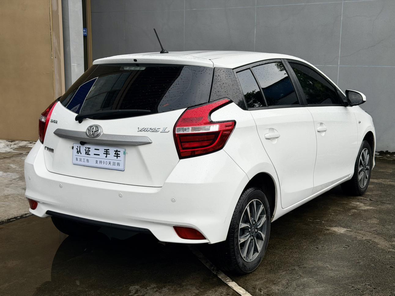 Toyota YARIS L: фотография 9 из 9