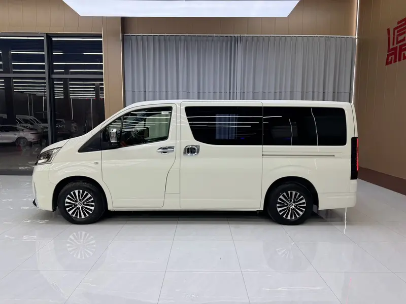 Toyota Hiace — фото 4