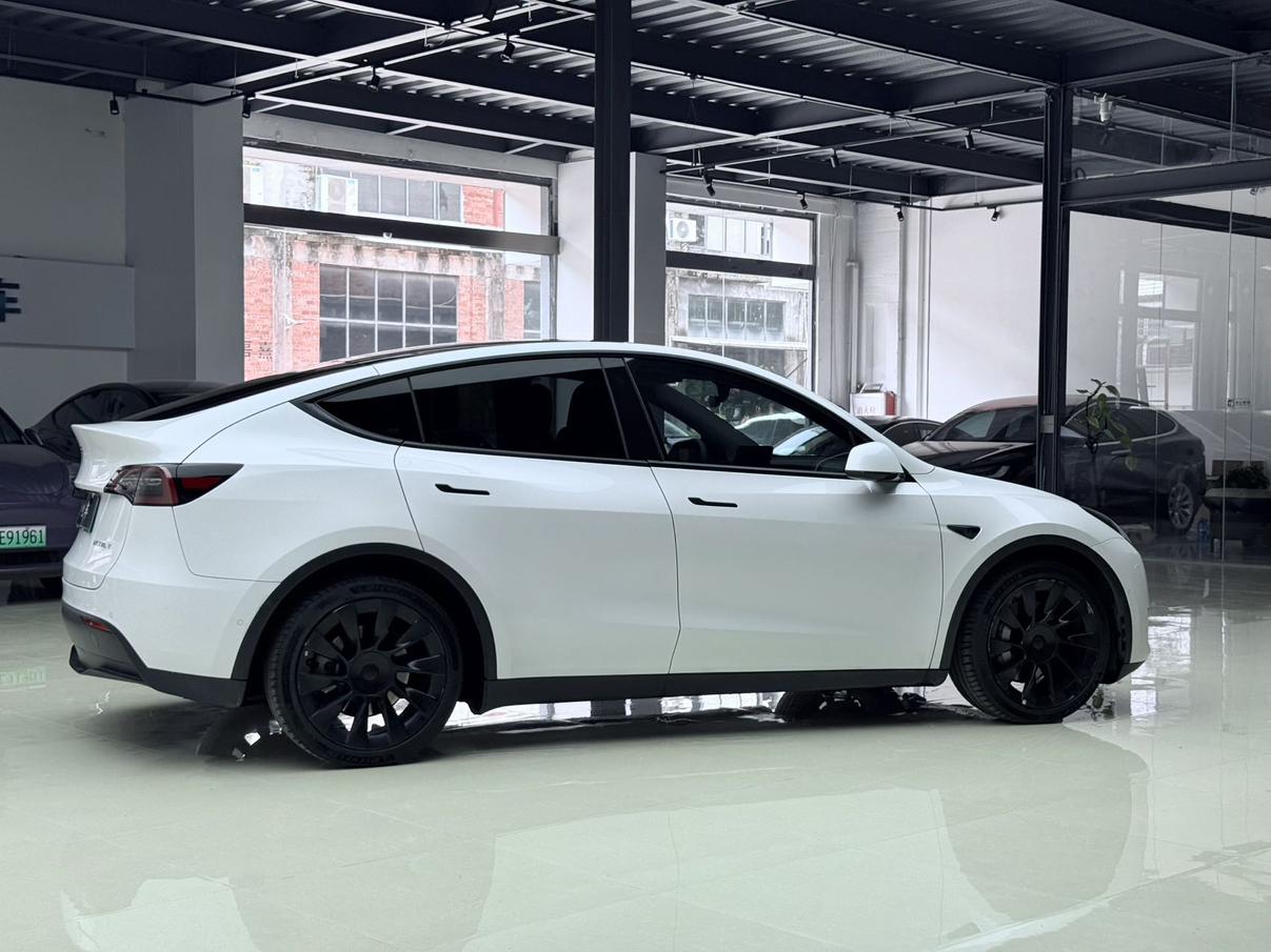 Tesla Model Y: фотография 7 из 23