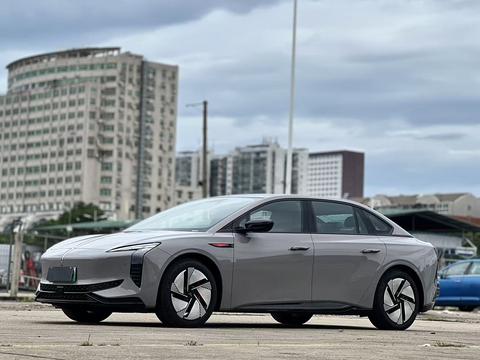 Hongqi EH7, 2025 год