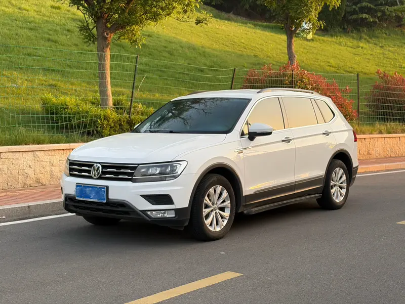 Volkswagen Tiguan L — фото 1