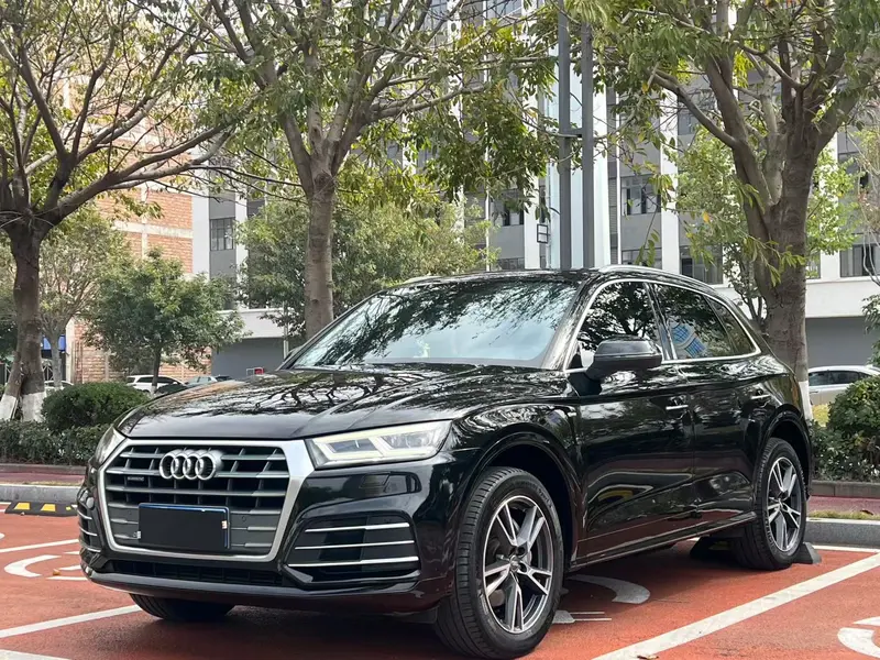 Audi Q5L — фото 1