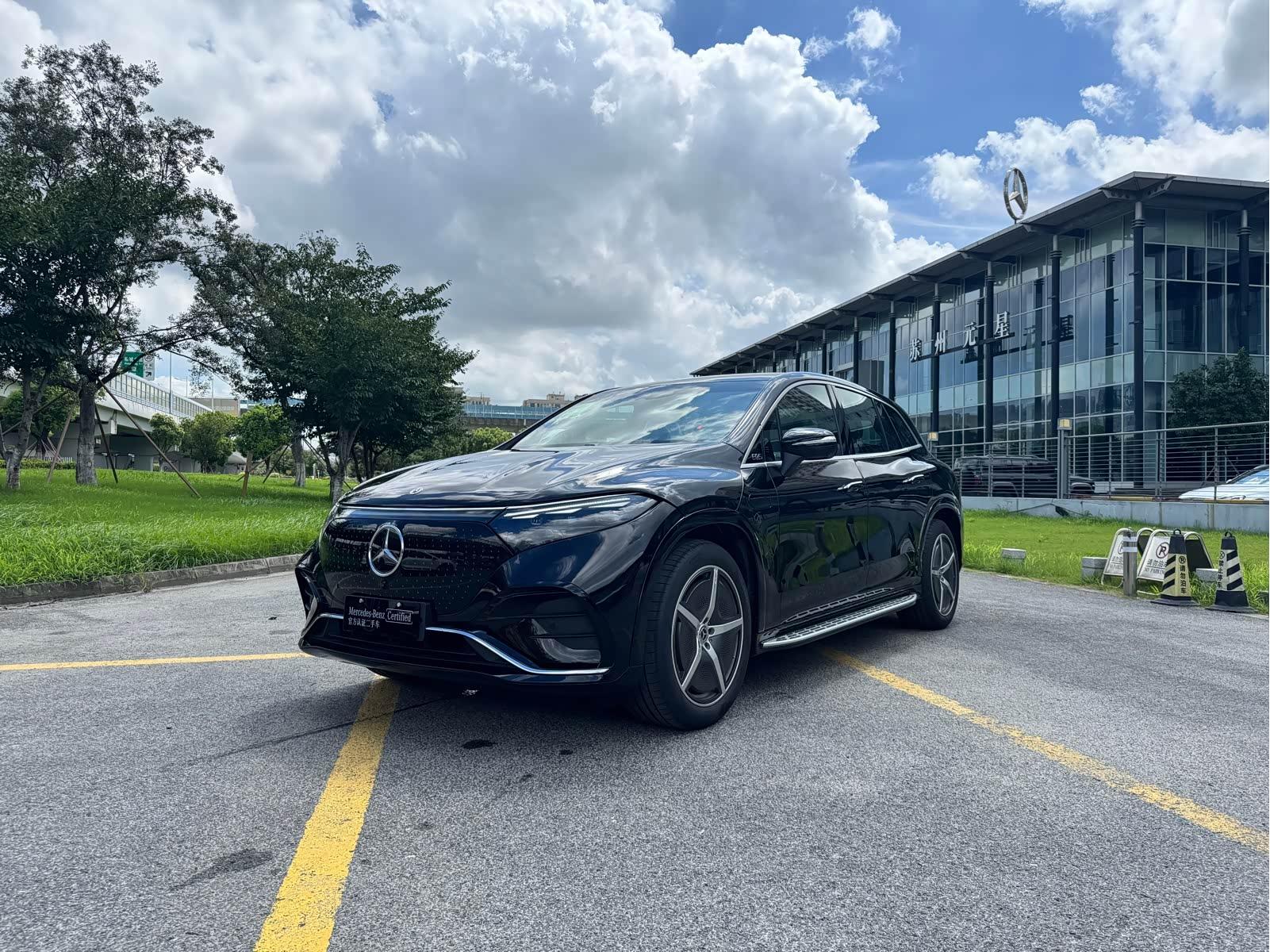 Mercedes-Benz EQS SUV 2025 1