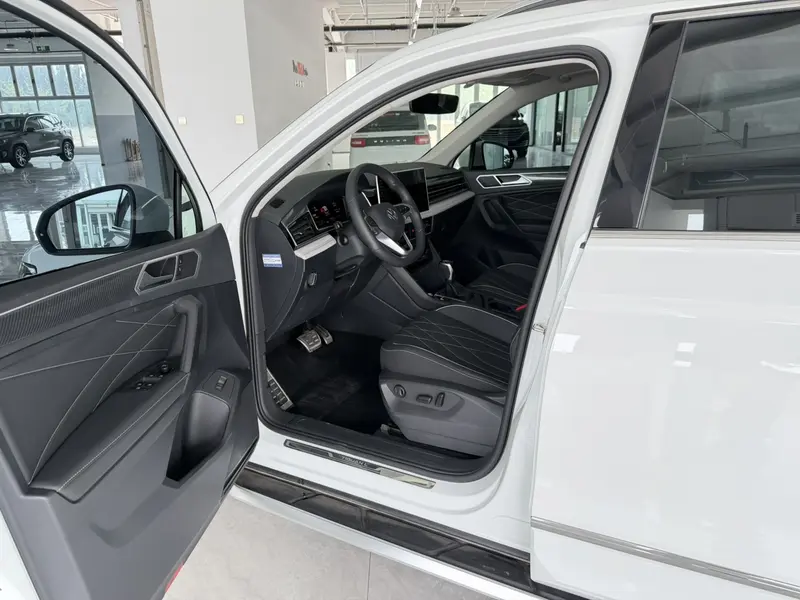 Volkswagen Tiguan L — фото 10