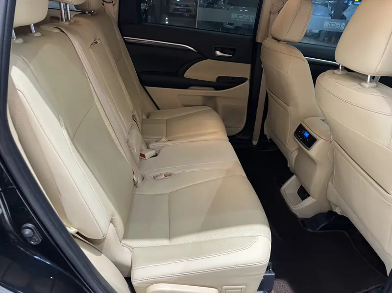 Toyota Highlander — фото 12