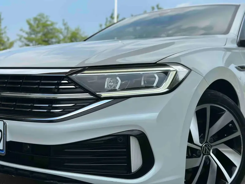 Volkswagen Sagitar 300 TSI DSG — фото 6