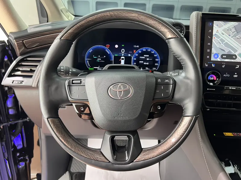 Toyota Alphard — фото 10