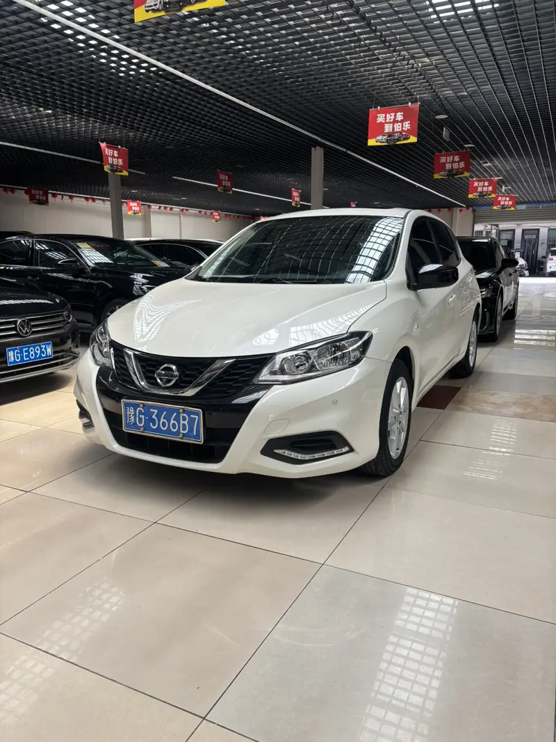 Nissan Tiida — фото 1