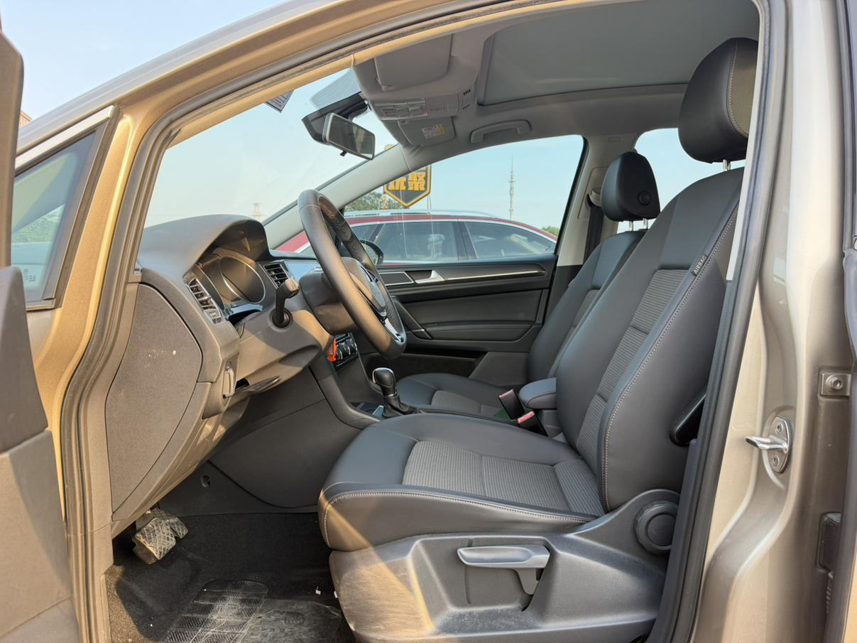 Volkswagen Golf · 2018 230TSI AT
