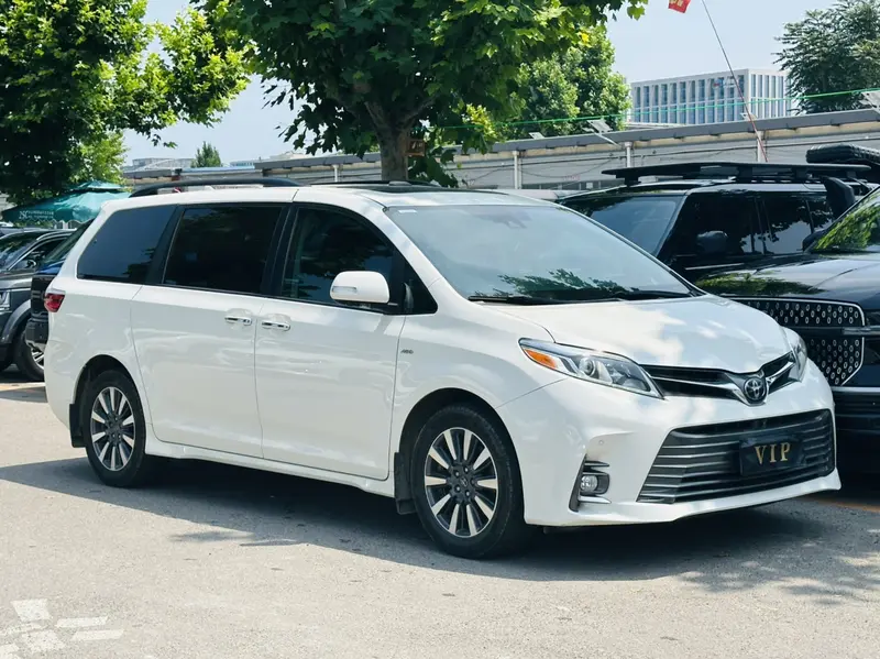 Toyota Sienna — фото 3