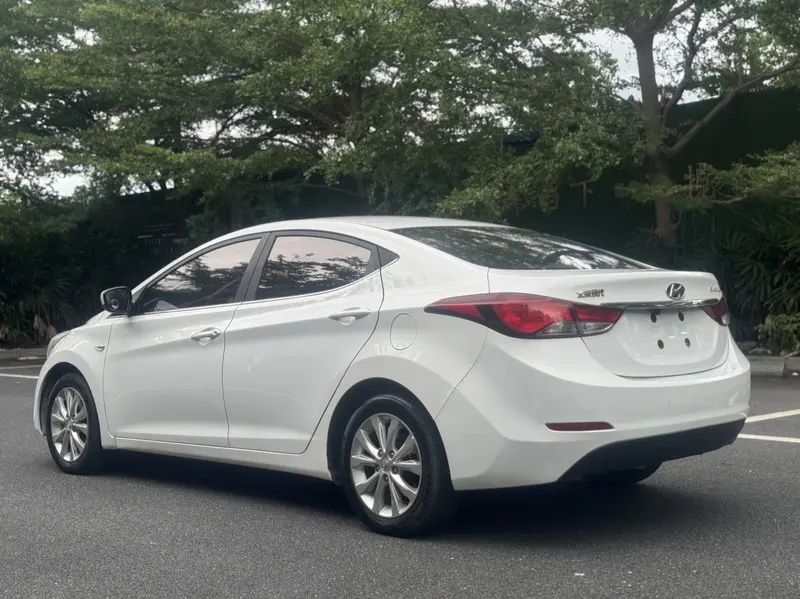 Hyundai Elantra — фото 4