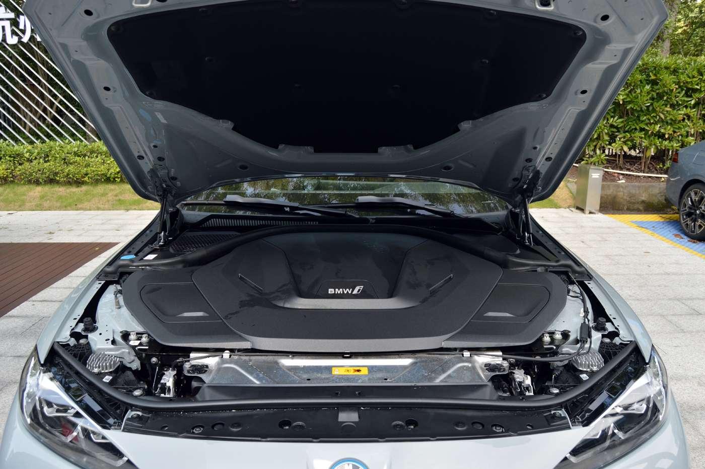 BMW i4: фотография 13 из 14