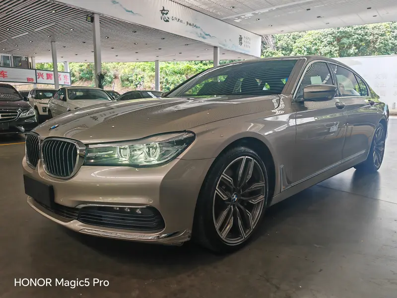 BMW 7 Series — фото 1