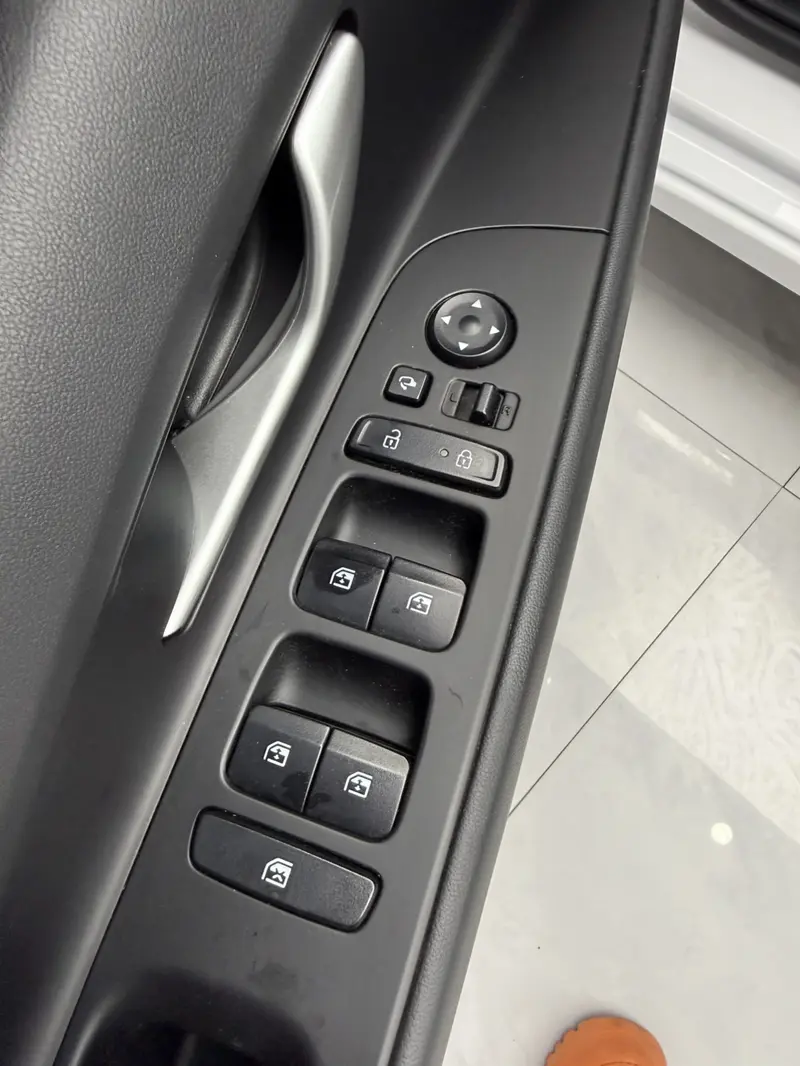 Hyundai Elantra — фото 14