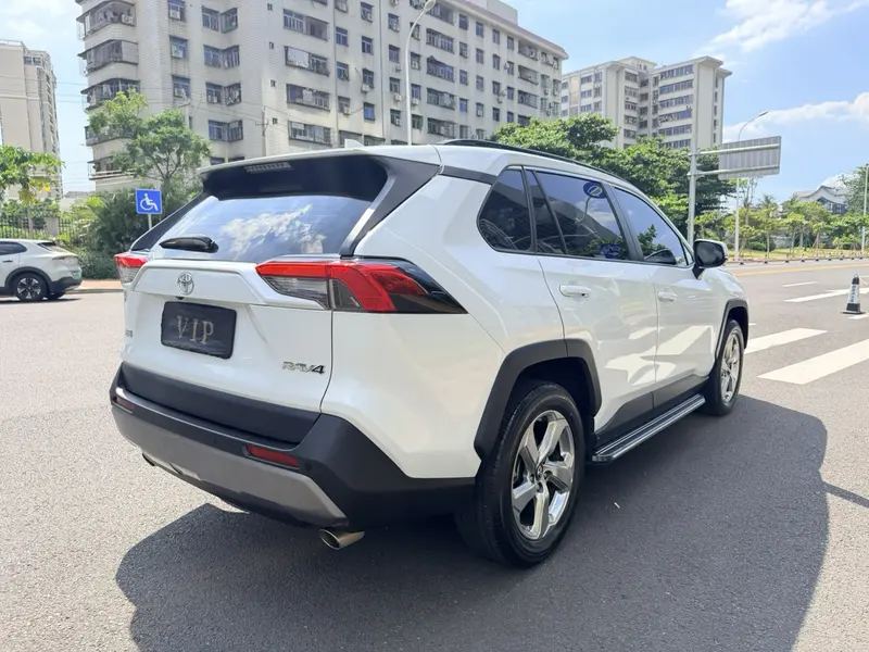Toyota RAV4 — фото 6