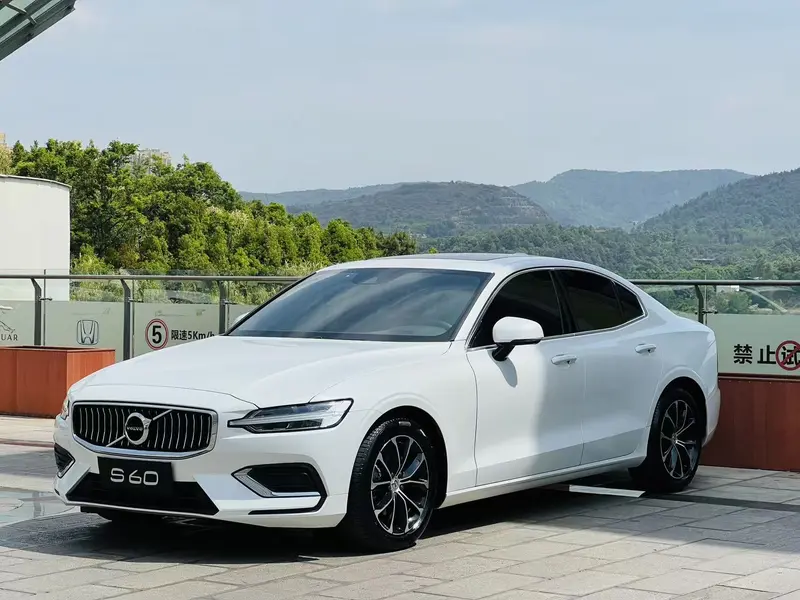 Volvo S60 — фото 1