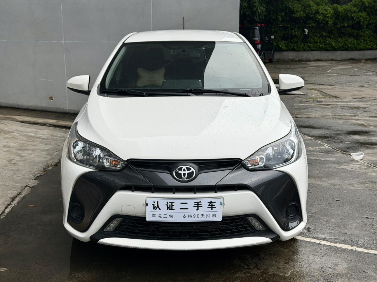 Toyota YARIS L: фотография 2 из 9