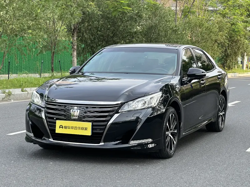 Toyota Crown — фото 1