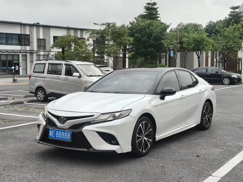 Toyota Camry — фото 1