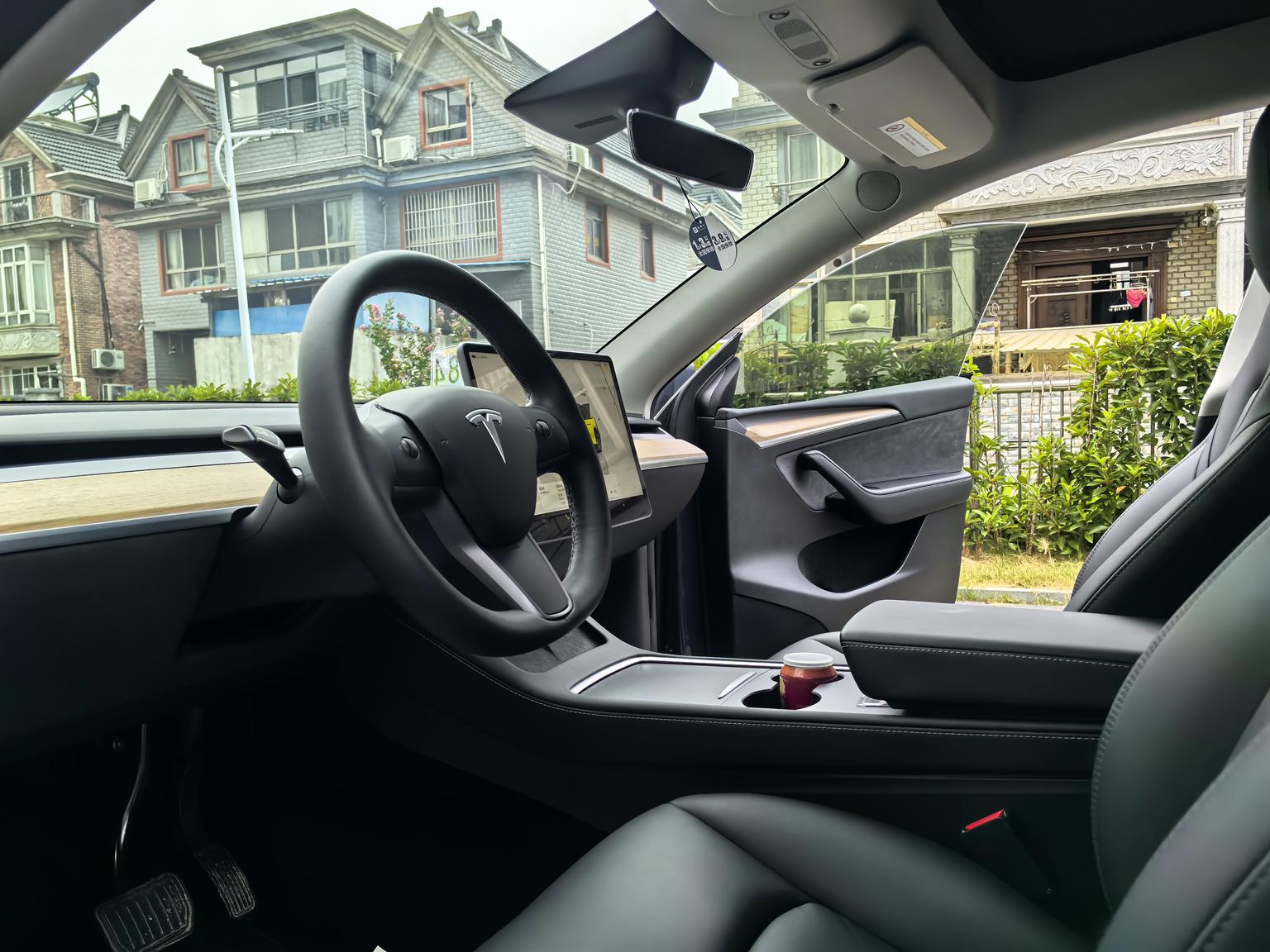 Tesla Model Y: фотография 16 из 18