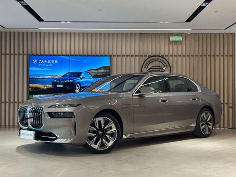 BMW i7