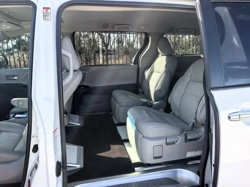 Toyota Sienna — фото 9