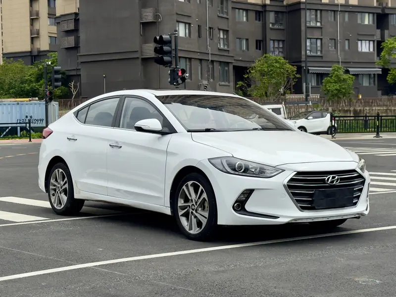 Hyundai Elantra — фото 3