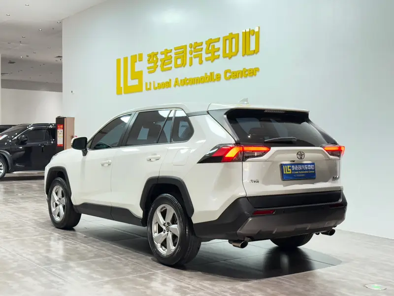 Toyota RAV4 — фото 5