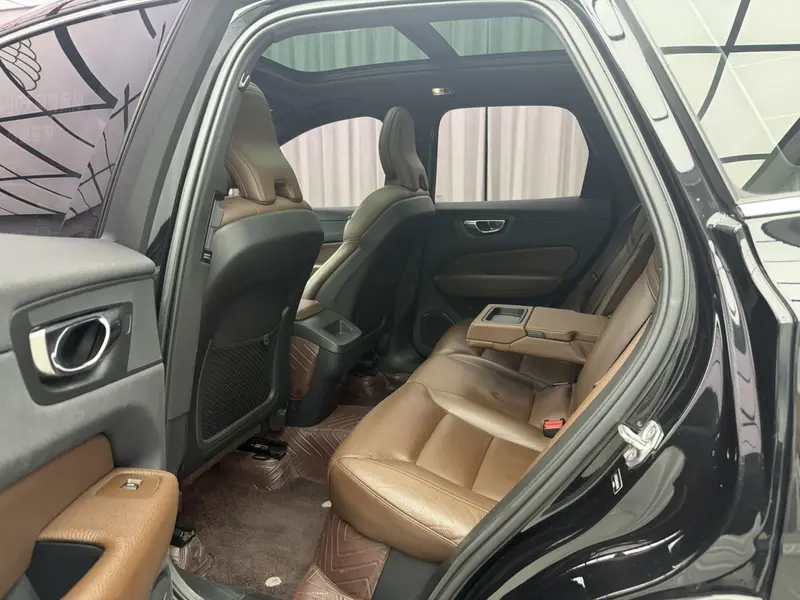 Volvo XC60 — фото 10