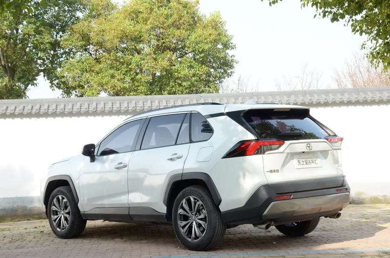 Toyota RAV4 — фото 5