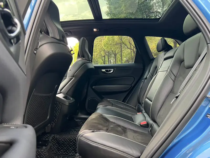 Volvo XC60 — фото 11