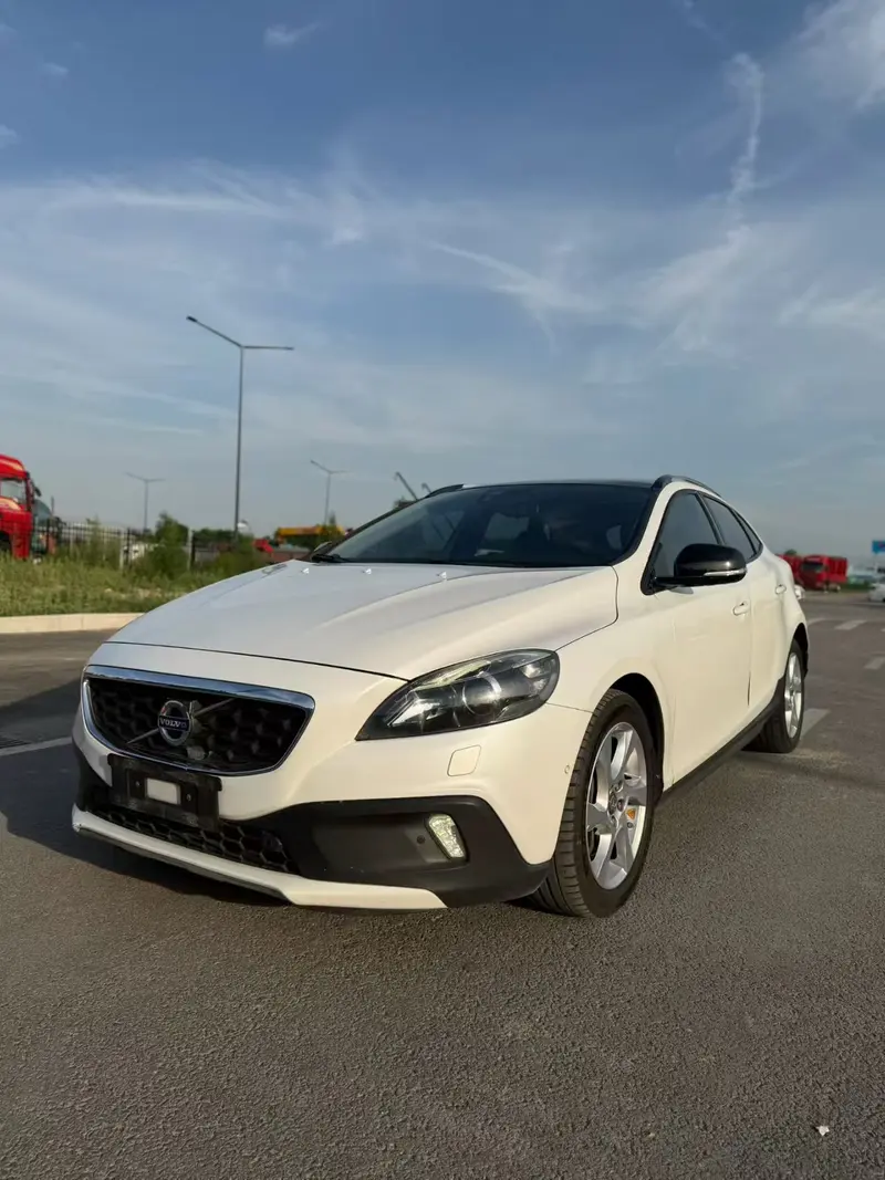 Volvo V40 — фото 1