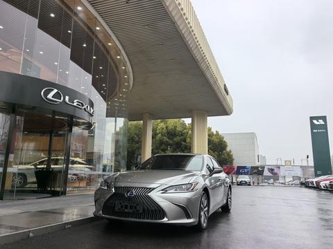 Lexus ES