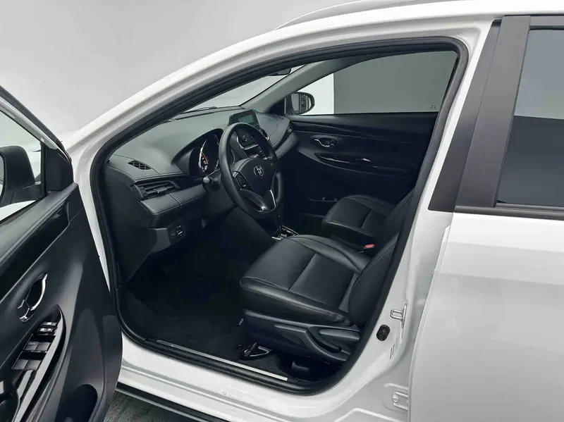 Toyota Yaris L — фото 12