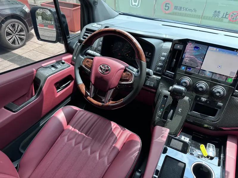 Toyota Hiace — фото 11