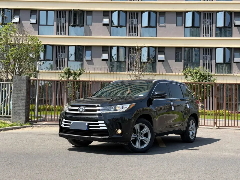 Toyota Highlander — фото 1