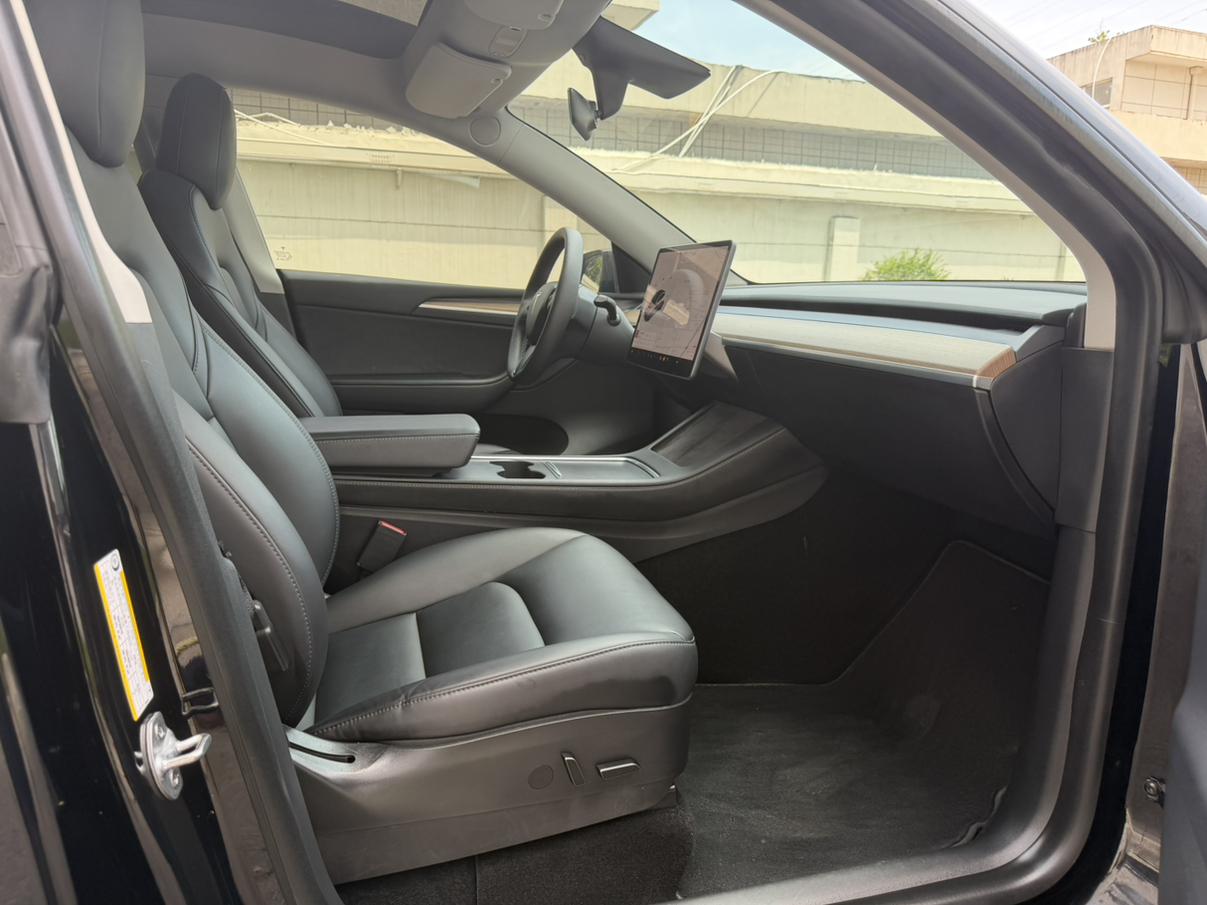 Tesla Model Y: фотография 15 из 21