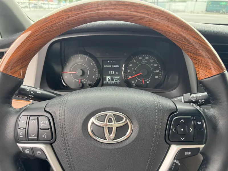 Toyota Sienna — фото 11
