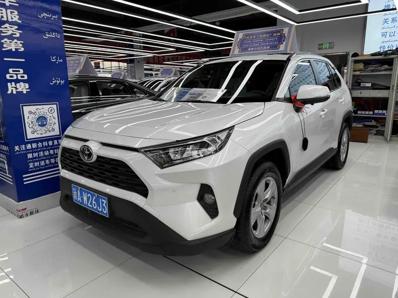 Toyota RAV4 — фото 1