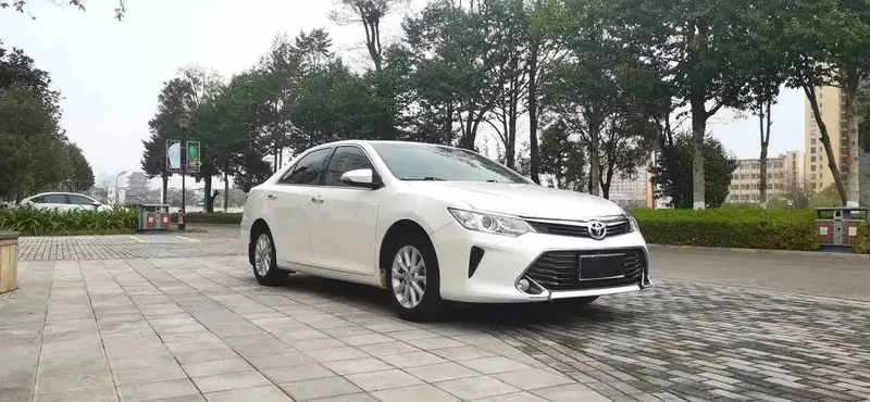 Toyota Camry — фото 2