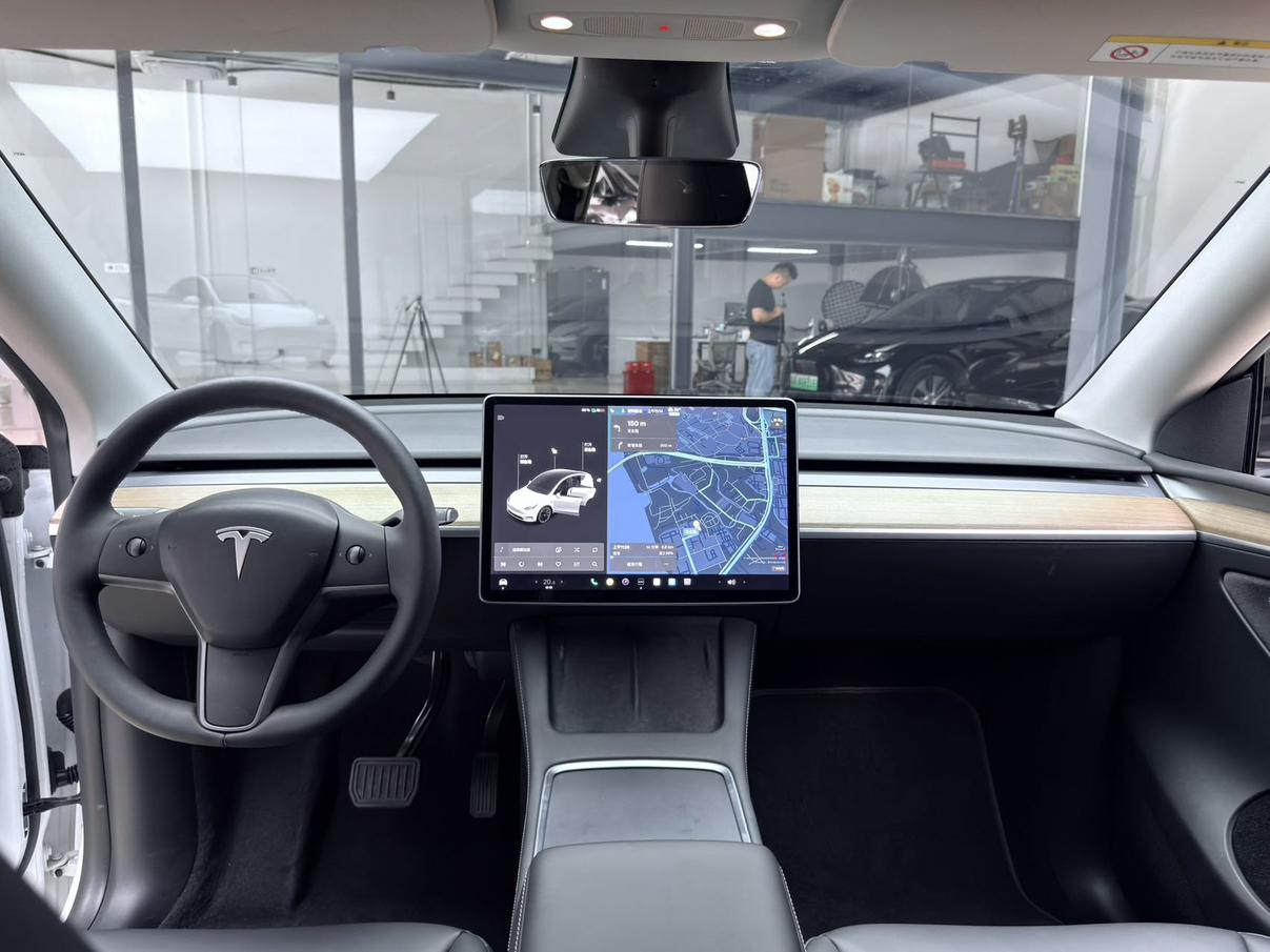 Tesla Model Y: фотография 13 из 23