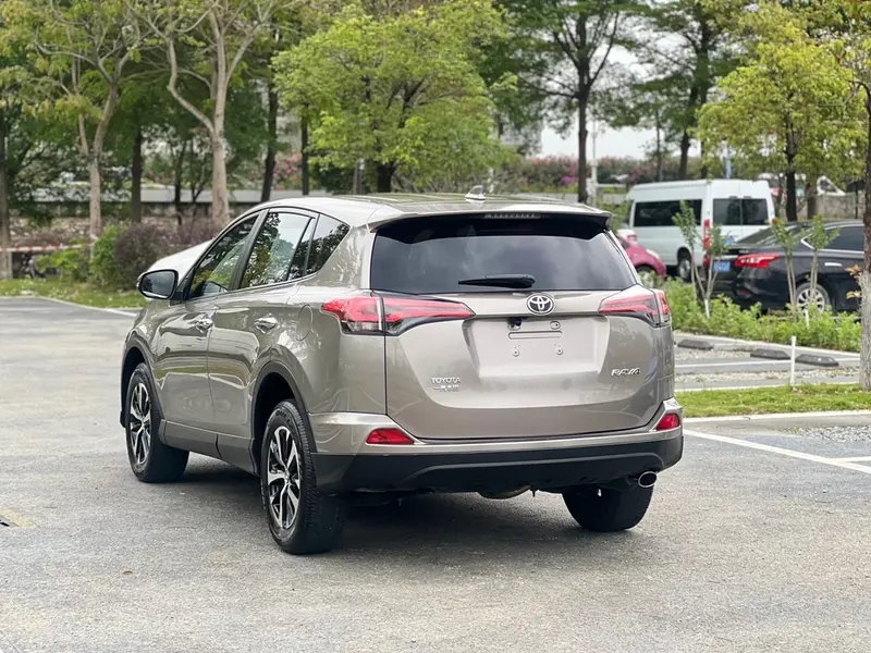 Toyota RAV4 — фото 5