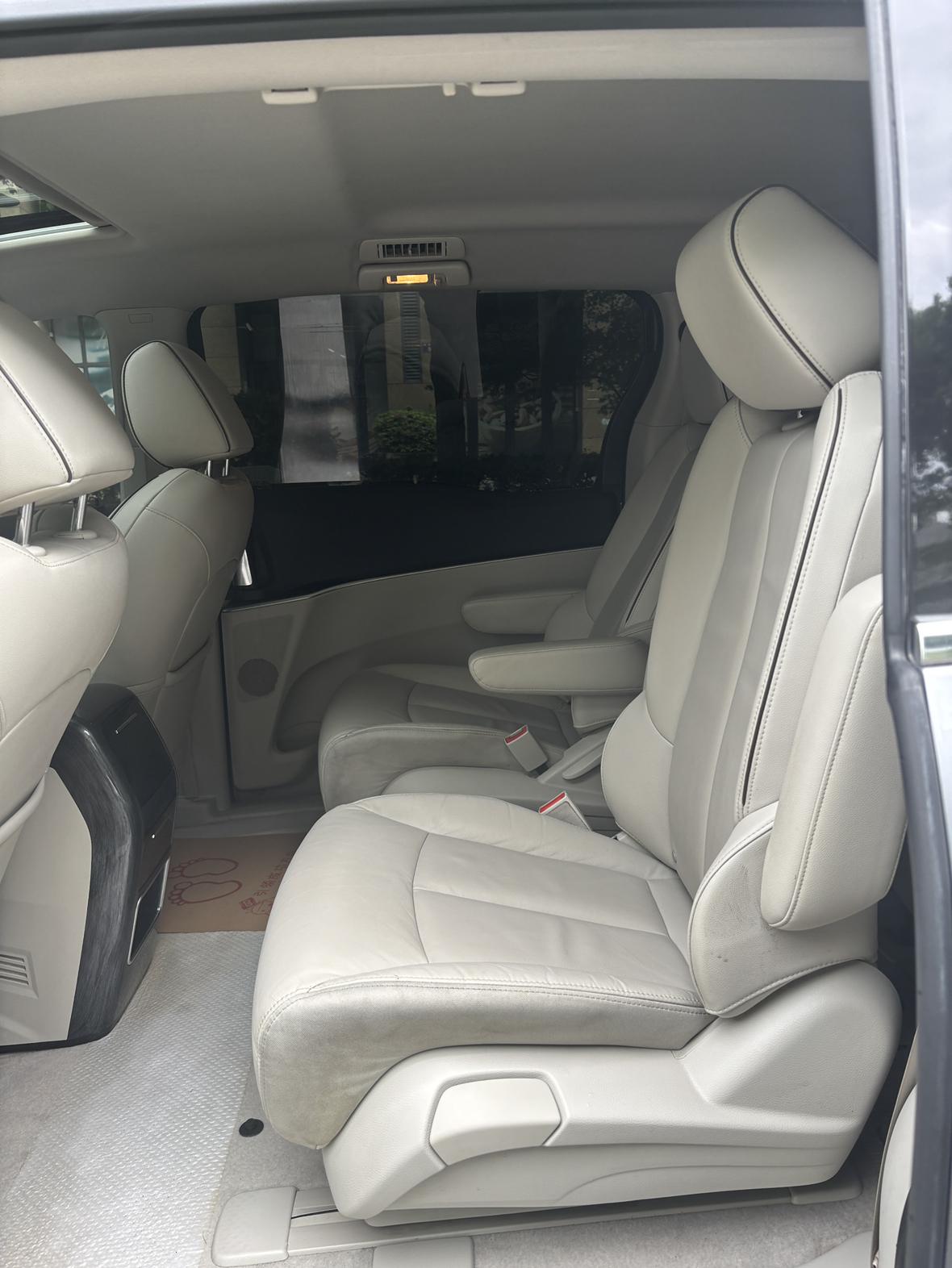 Buick GL8: фотография 17 из 19