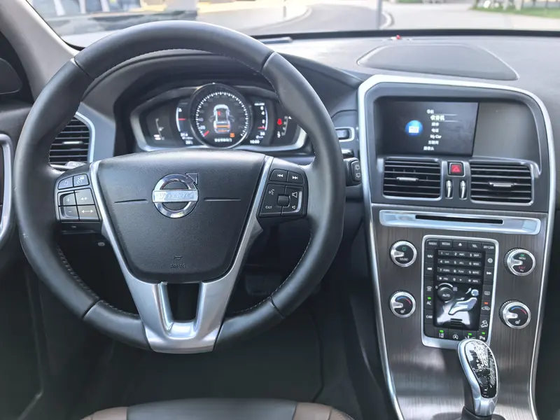 Volvo XC60 — фото 10