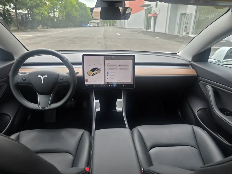 Tesla Model 3 — фото 10