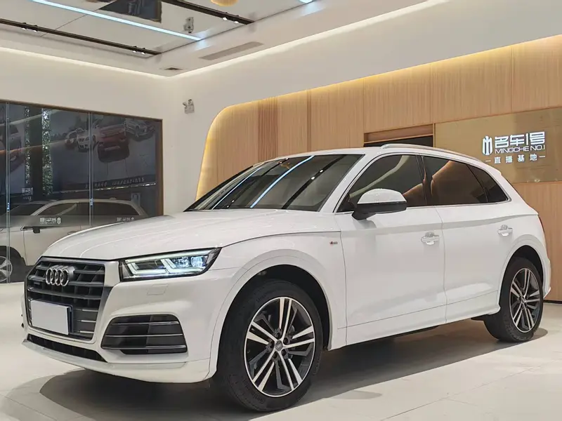 Audi Q5L — фото 1